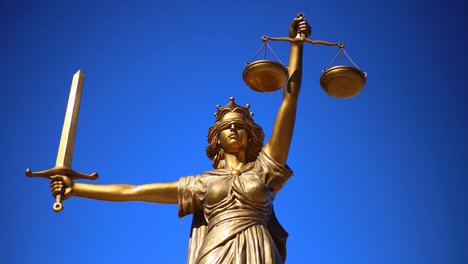 Das Foto zeigt eine Statue der Justizia.