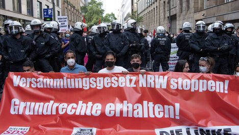 Das Foto zeigt Mitglieder des Landesverbandes von DIE LINKE NRW, die bei der Demo gegen das Versammlungsgesetz am 26.6.21. von der Polizei eingekesselt worden sind. 